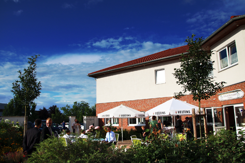 blick in den rosenhof - hochzeit in isenbüttel