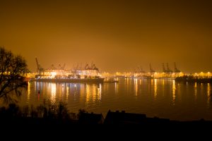 hamburger hafen bei nacht